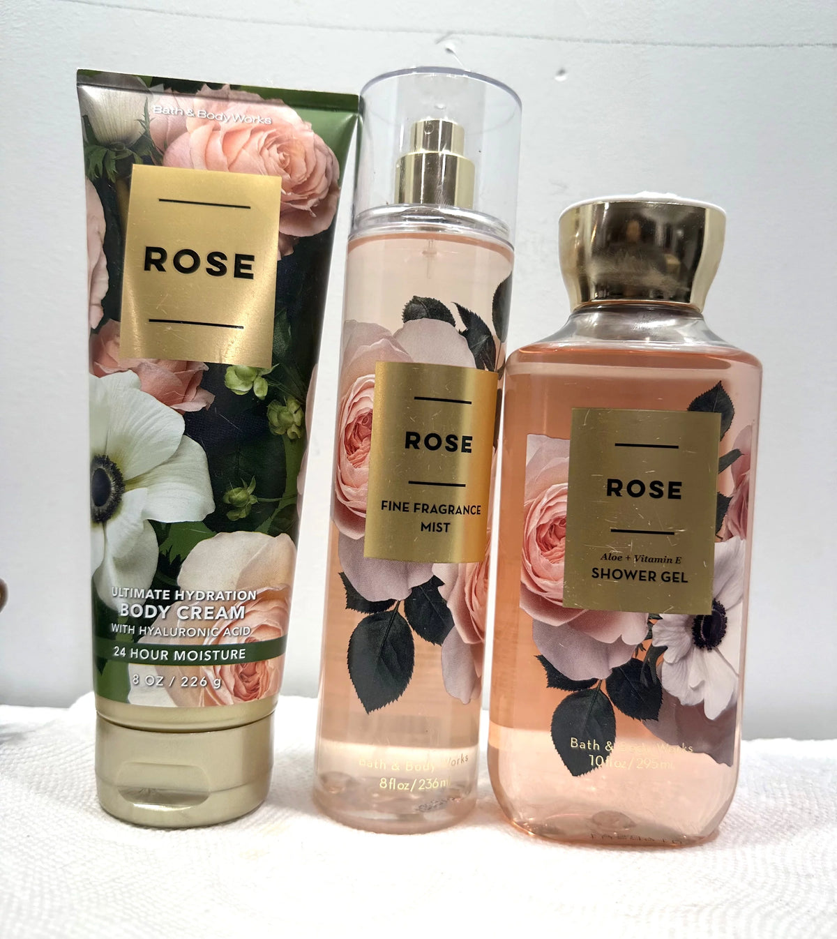 3 Piece Rose Body Cream, Fragrance Mist and Shower Gel Gift Set Y948715