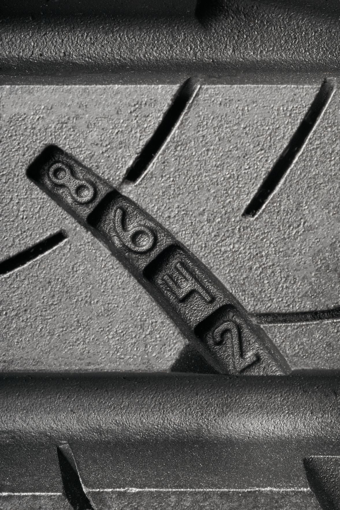 235/65R17 104H All-Season Tire S9592